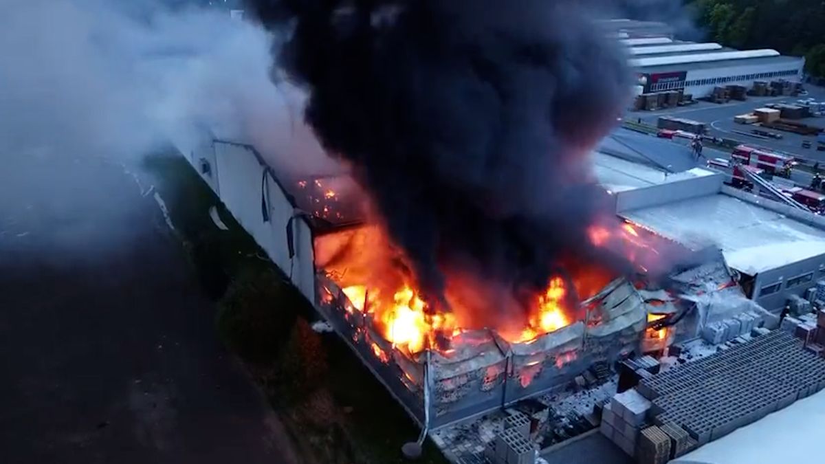 Letecké záběry požáru prodejny zahradní techniky u Prahy